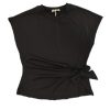 Camiseta negra con lazada lateral