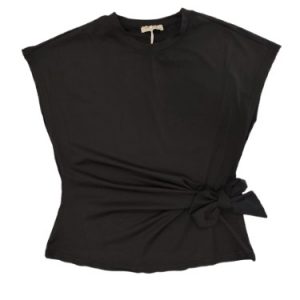 Camiseta negra con lazada lateral
