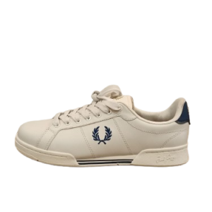 Deportiva Fred Perry. Hombre. Color porcelana. ribete y logo en azul