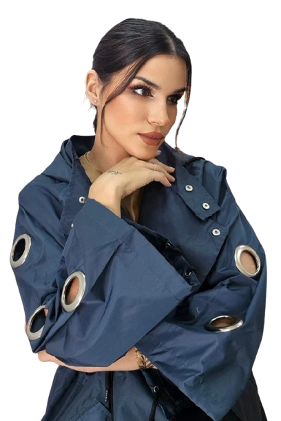 Gabardina Koker. Mujer. detalles en brazos con Argollas. Color marino