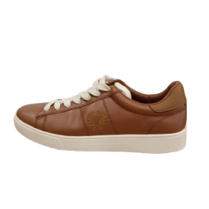 Deportiva Fred Perry. Hombre. Color marrón. Suela beige. Logo marrón