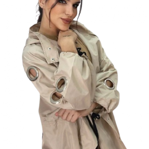 Gabardina Koker. Mujer. detalles en brazos con Argollas. Color beige