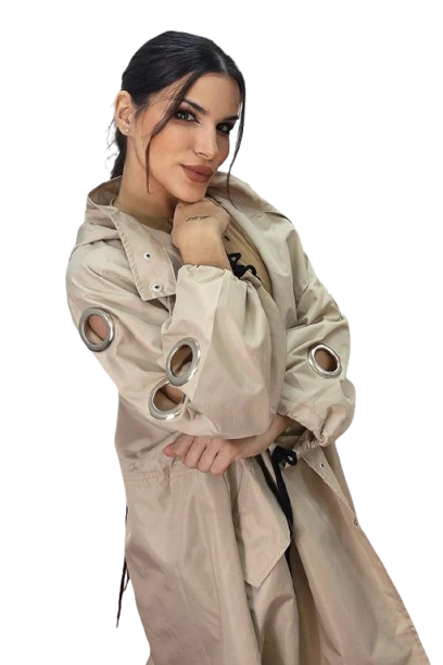 Gabardina Koker. Mujer. detalles en brazos con Argollas. Color beige