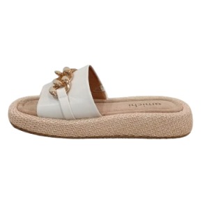 Sandalia Amichi, Mujer. Color beige. Detalle cadena dorada