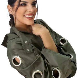 Gabardina Koker. Mujer. detalles en brazos con Argollas. Color verde