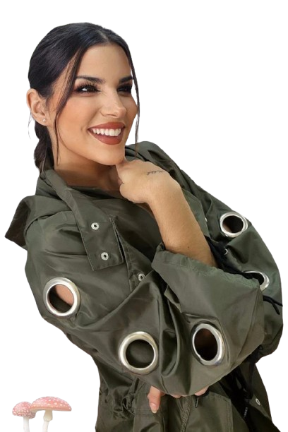 Gabardina Koker. Mujer. detalles en brazos con Argollas. Color verde